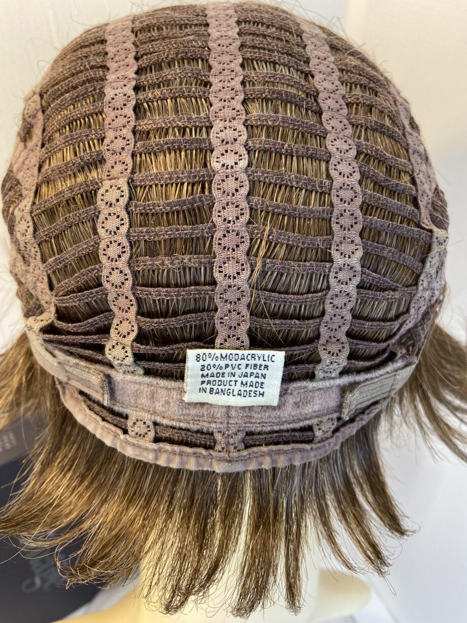 Short highlighted brown natural image wig. Bblss398