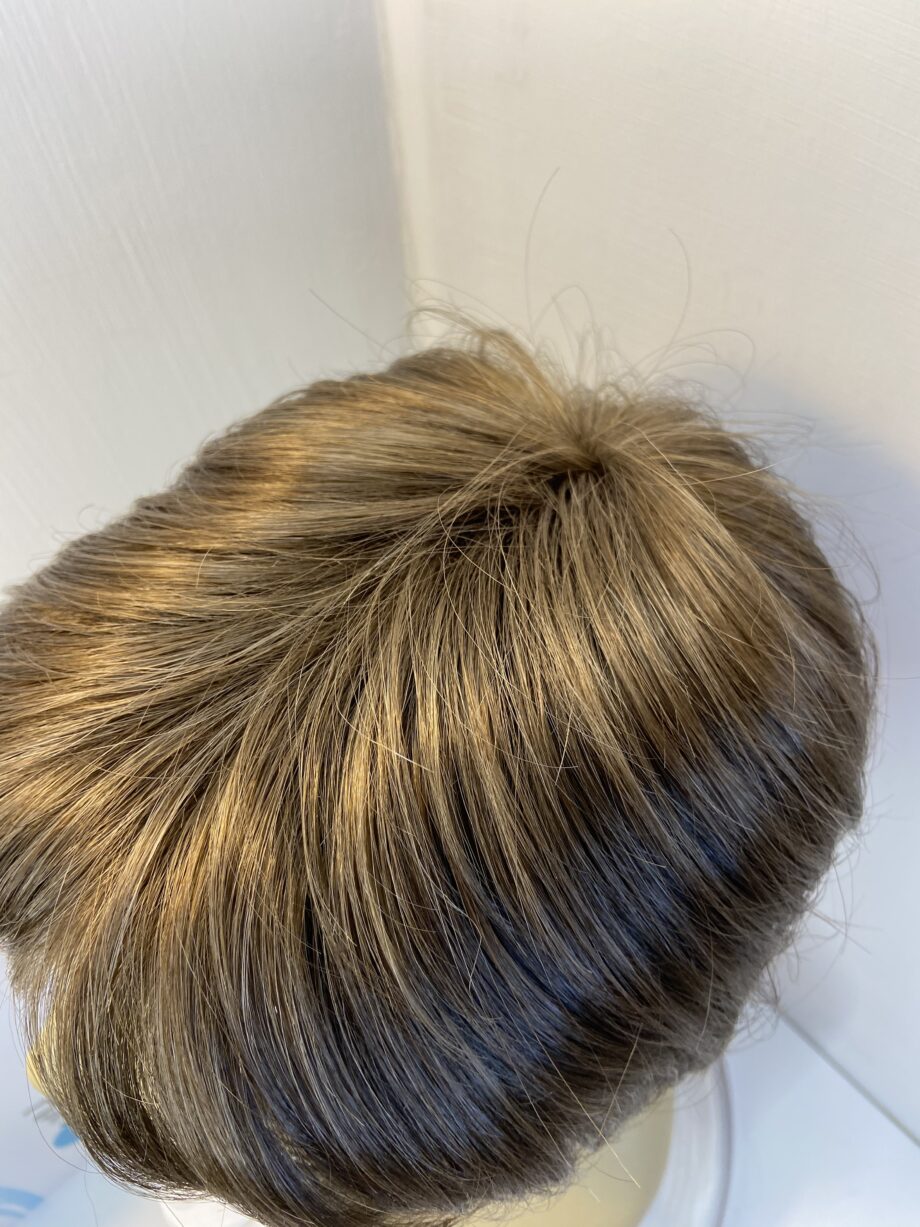 Short brown wig with products. Bbrss407