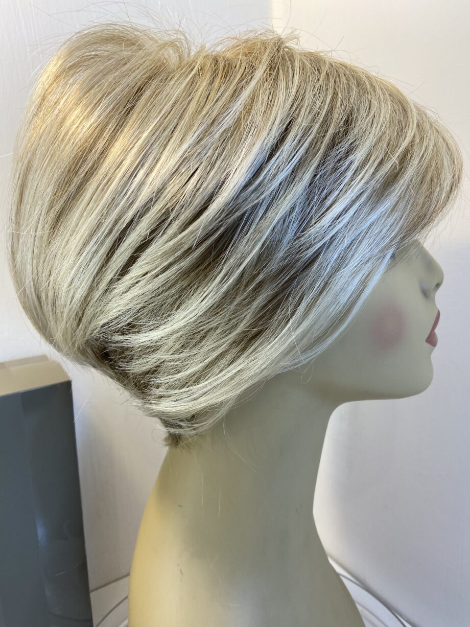 Raquel Welch blonde wig. Bblss407