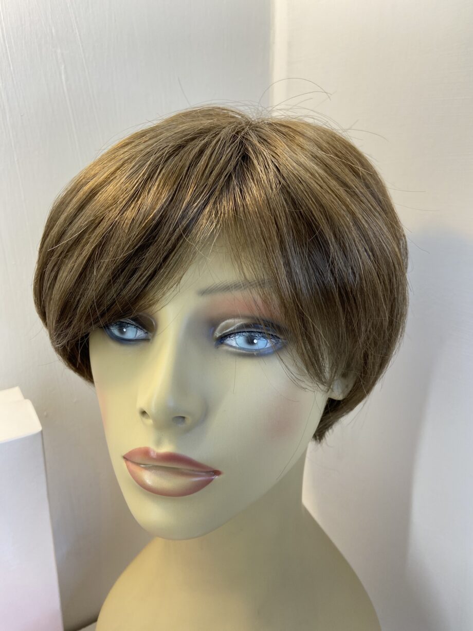 Short brown wig with products. Bbrss407