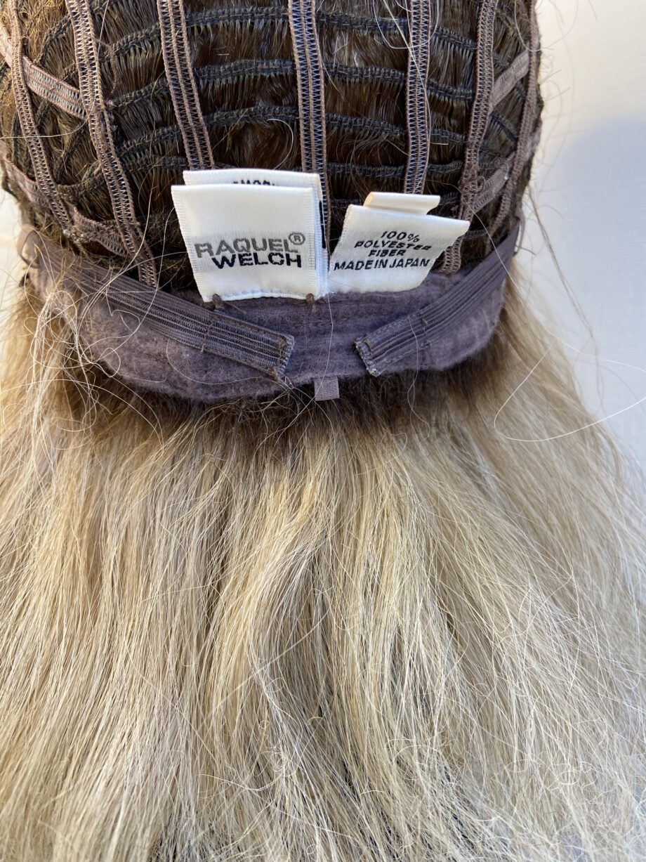 Raquel Welch blonde wavy wig. Bbllw413