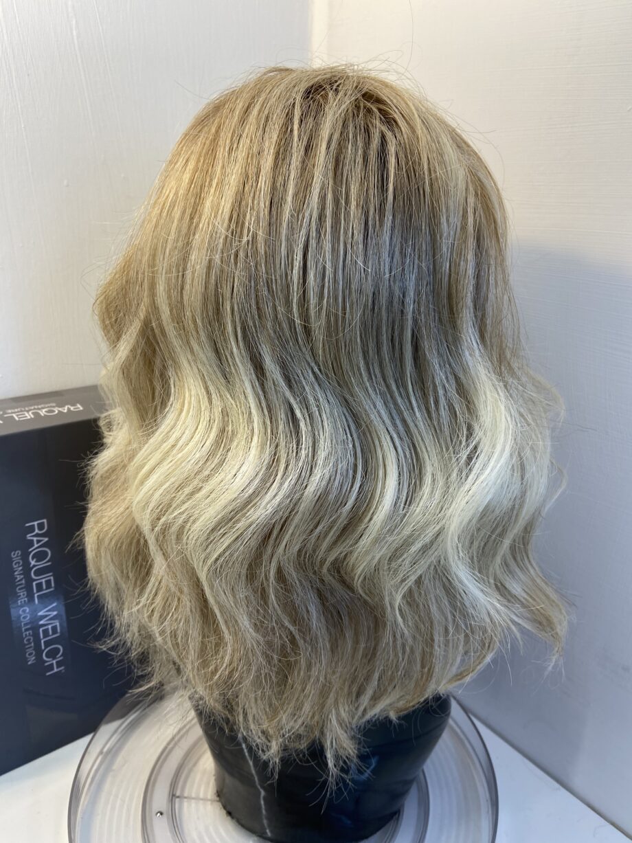 Raquel Welch blonde wavy wig. Bbllw413