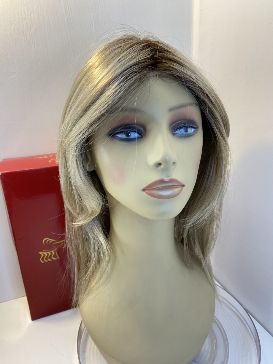 Sandy blonde rooted long wig. Bblls411