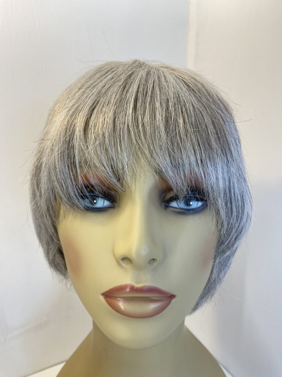 Silver / grey short wig. Gss209