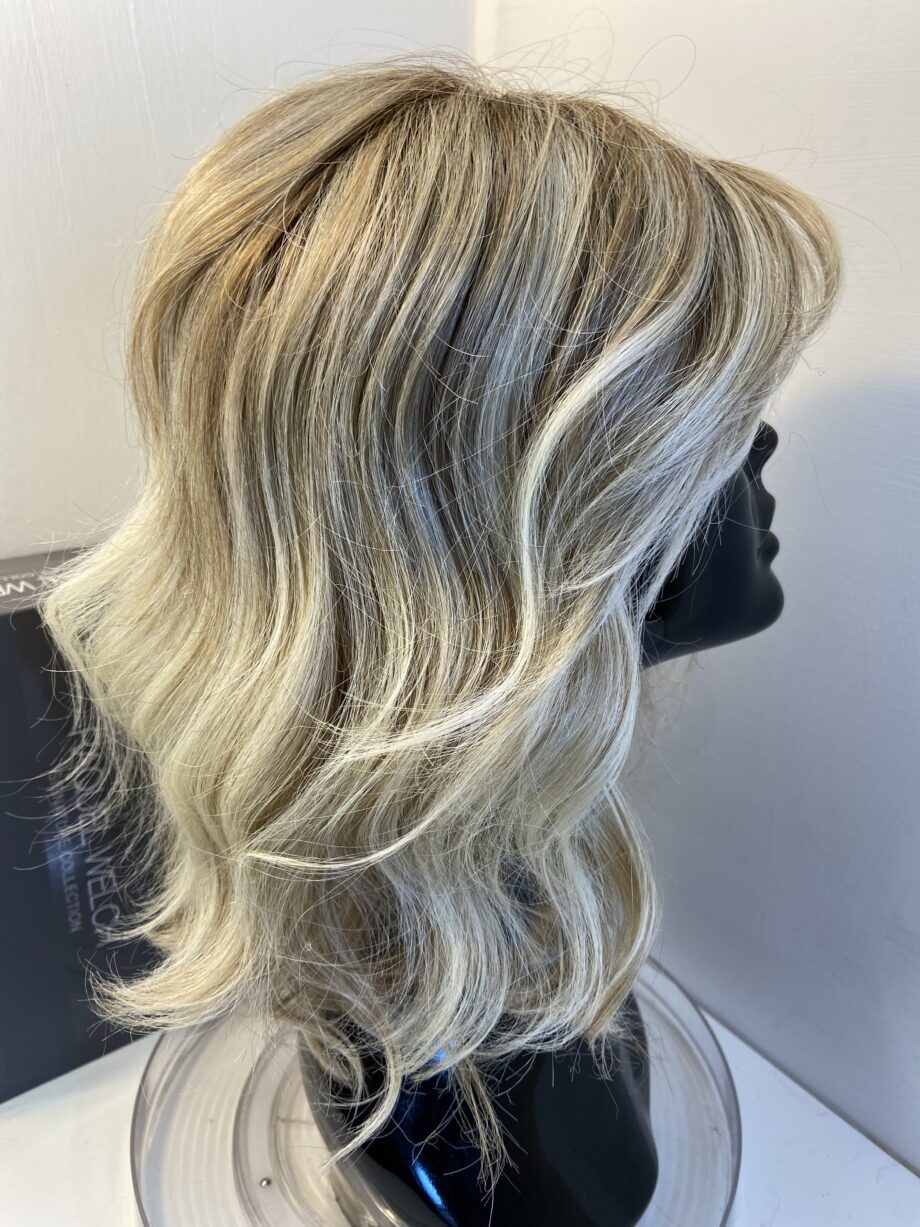 Raquel Welch blonde wavy wig. Bbllw413