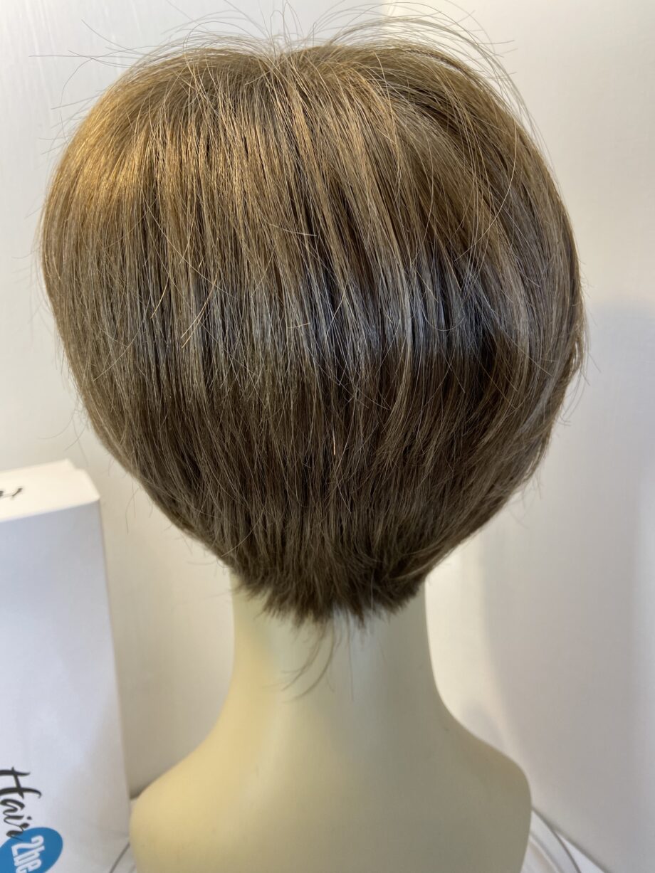 Short brown wig with products. Bbrss407