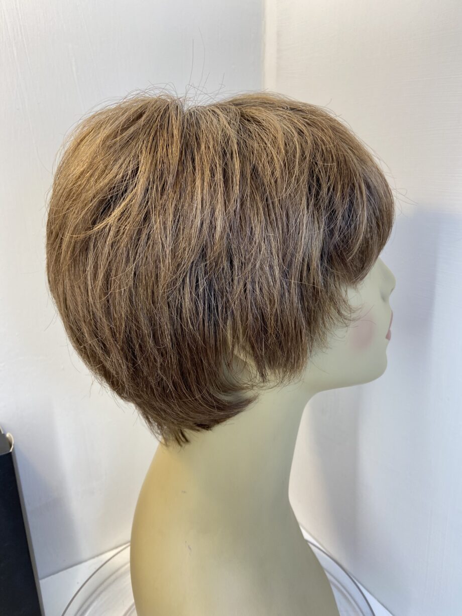 Sentoo collection new short brown wig. Bbrss400