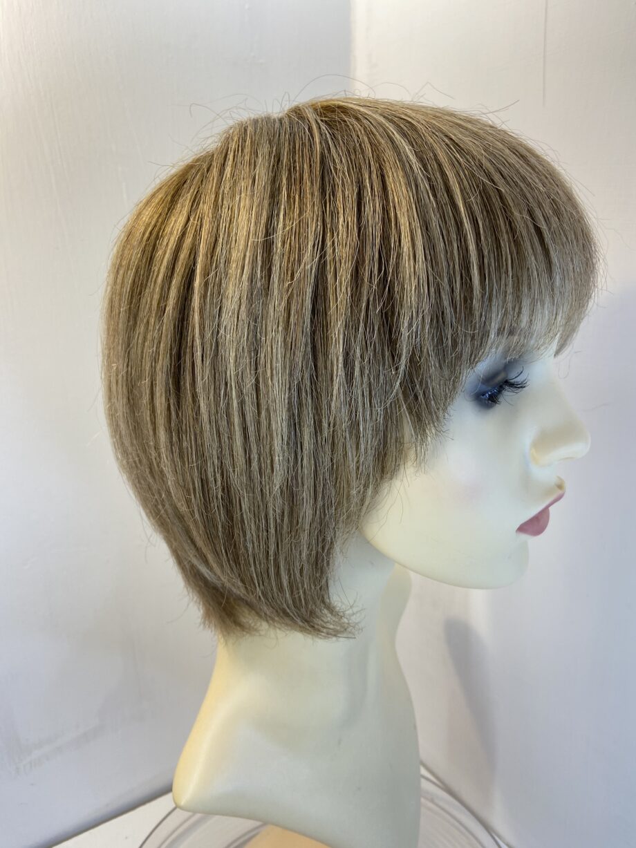 Light brown / blonde mid length wig. Blms635