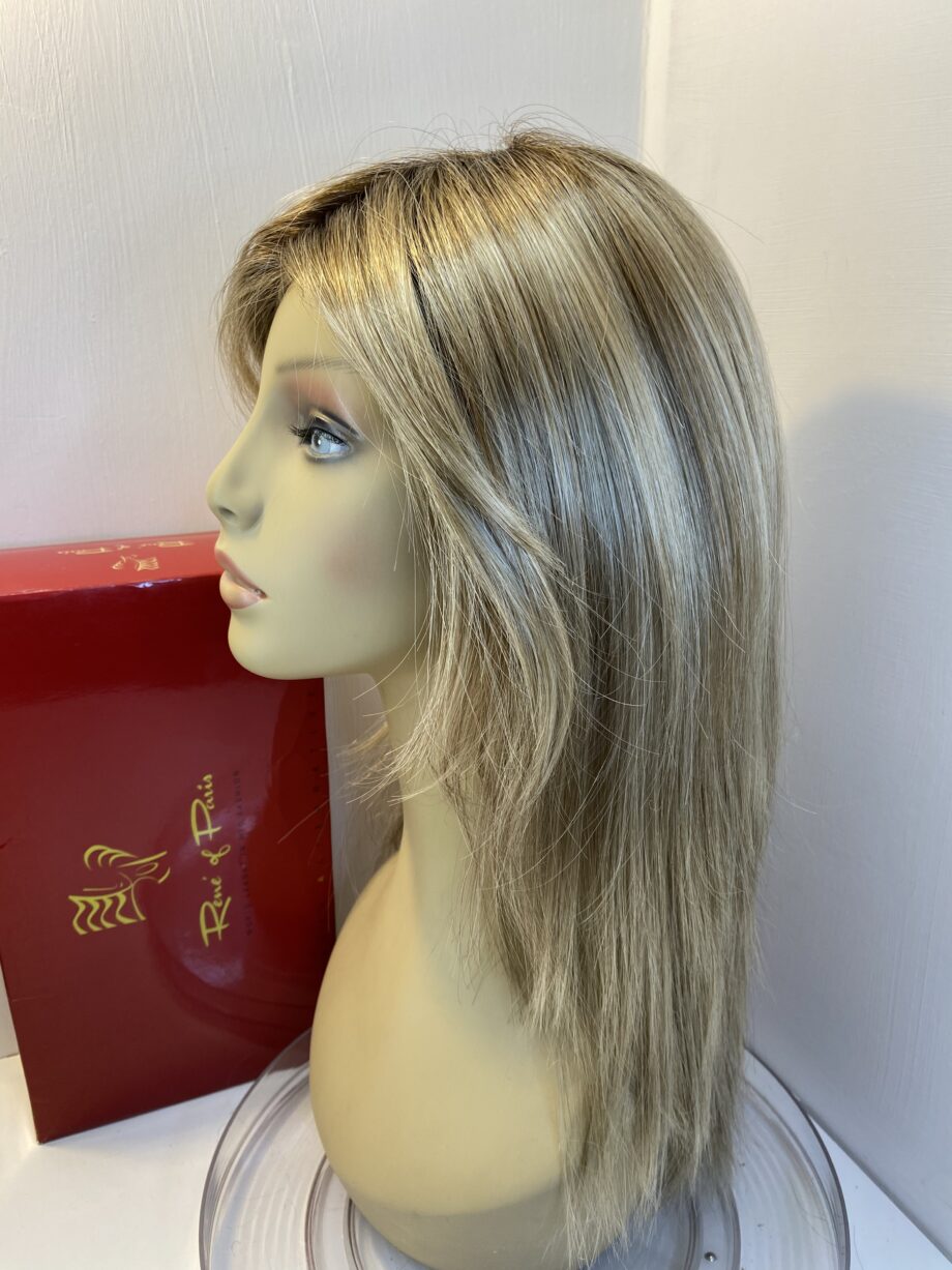 Sandy blonde rooted long wig. Bblls411