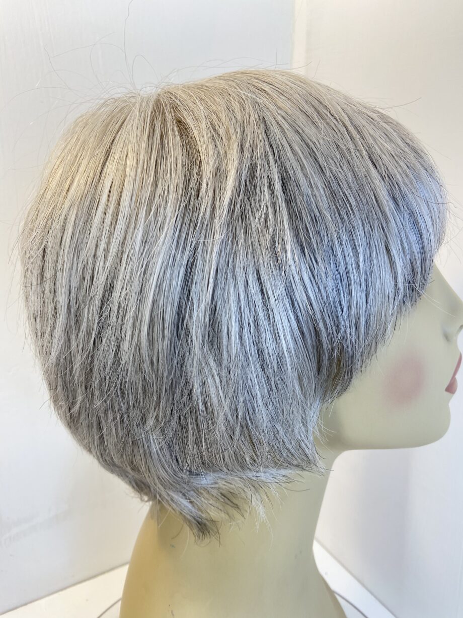 Silver / grey short wig. Gss209