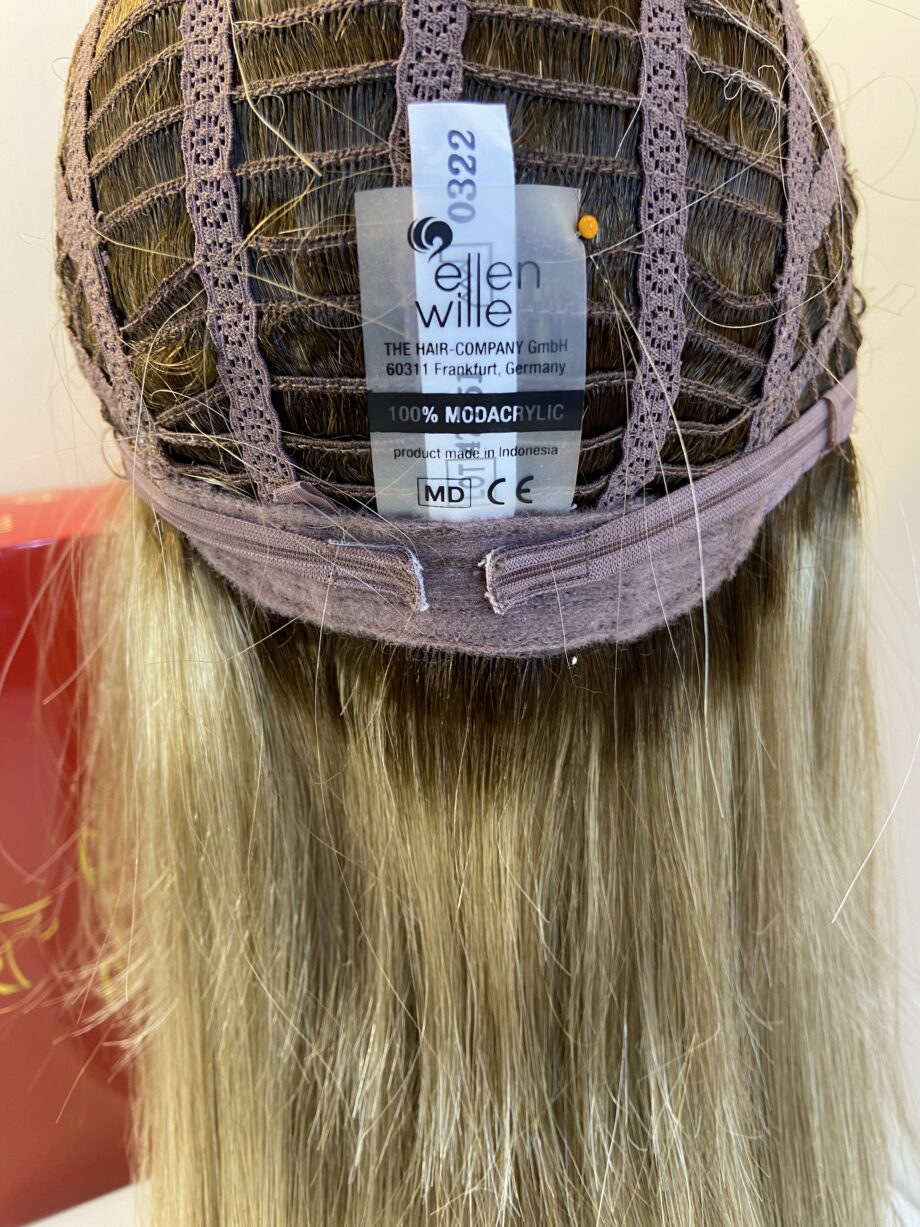 Sandy blonde rooted long wig. Bblls411