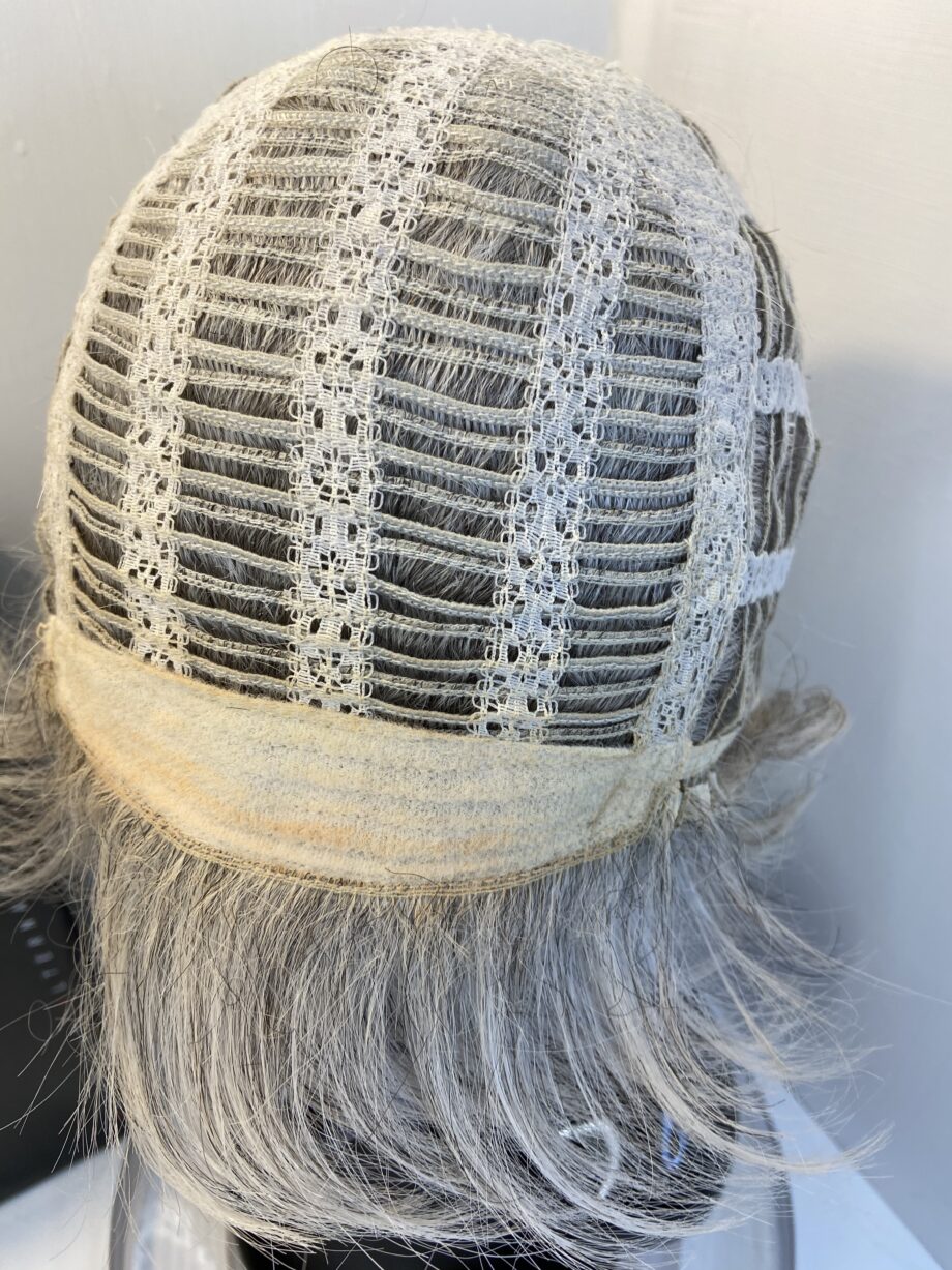 Stylish grey short wig. Bgss402