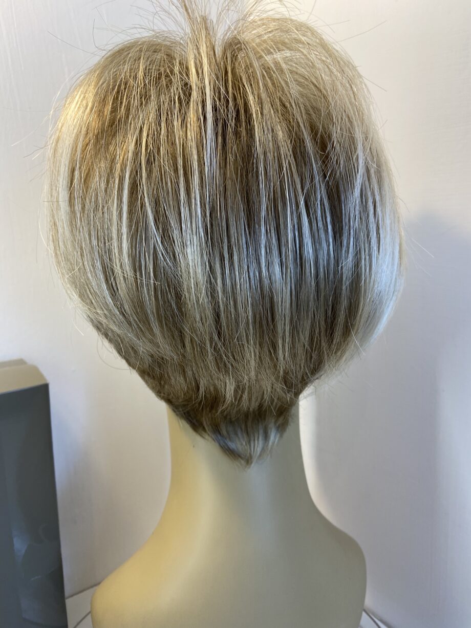 Raquel Welch blonde wig. Bblss407