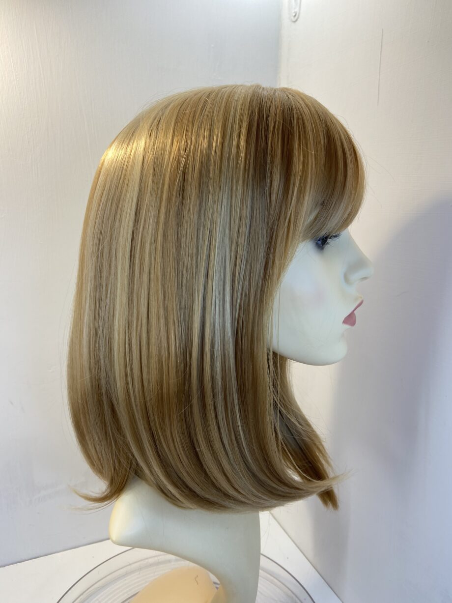 New highlighted honey blonde long wig. Blls632
