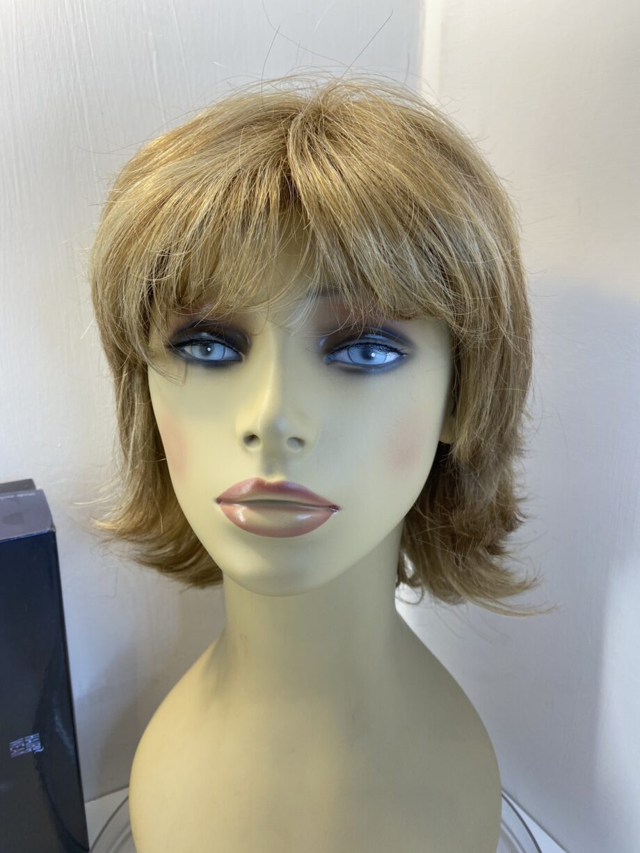 Raquel Welch honey blonde wig. Bblmw417