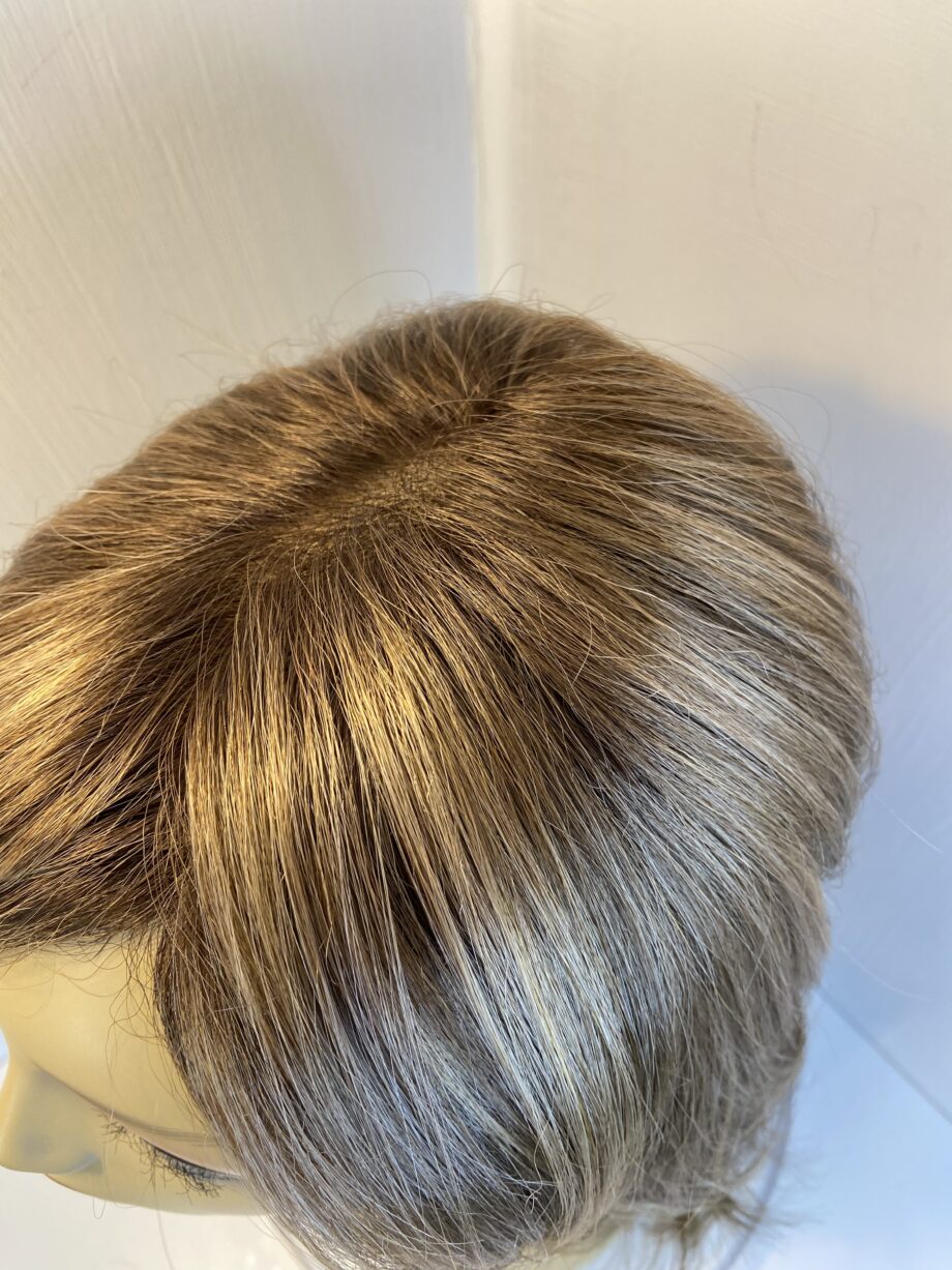 New light brown / blonde wig. Bllw568