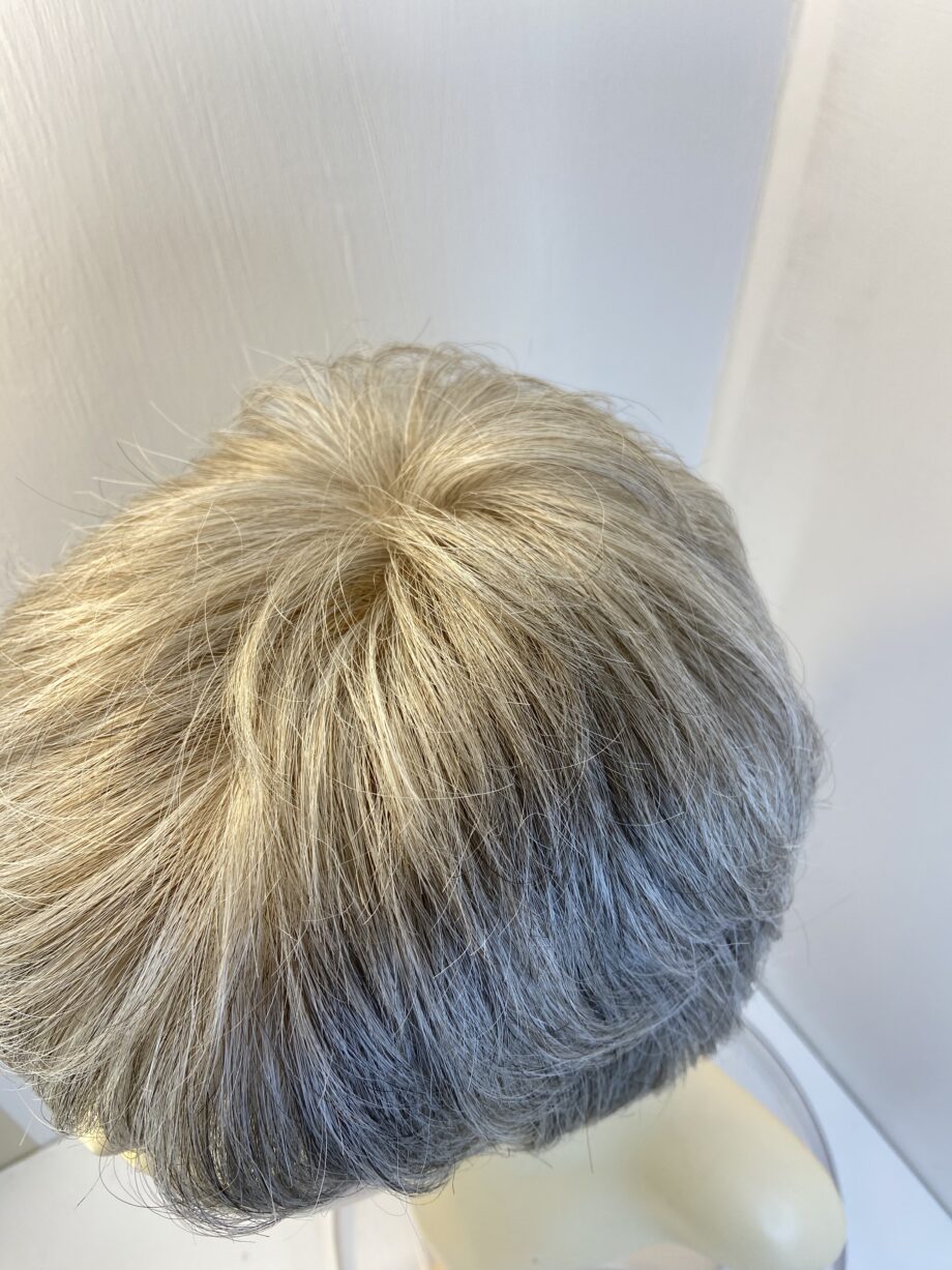 Short grey wig. Gss419