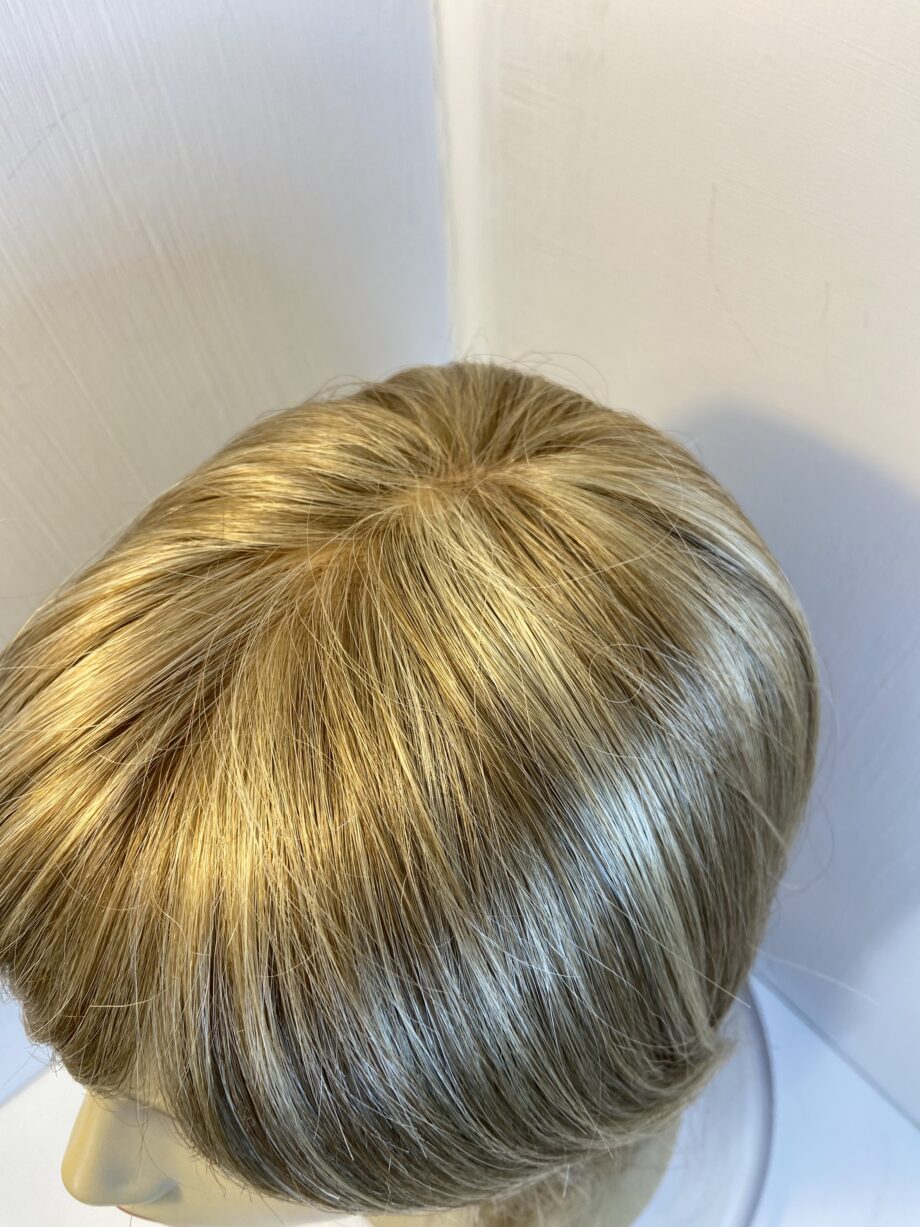 Stunning blonde mid length wig. Blls566