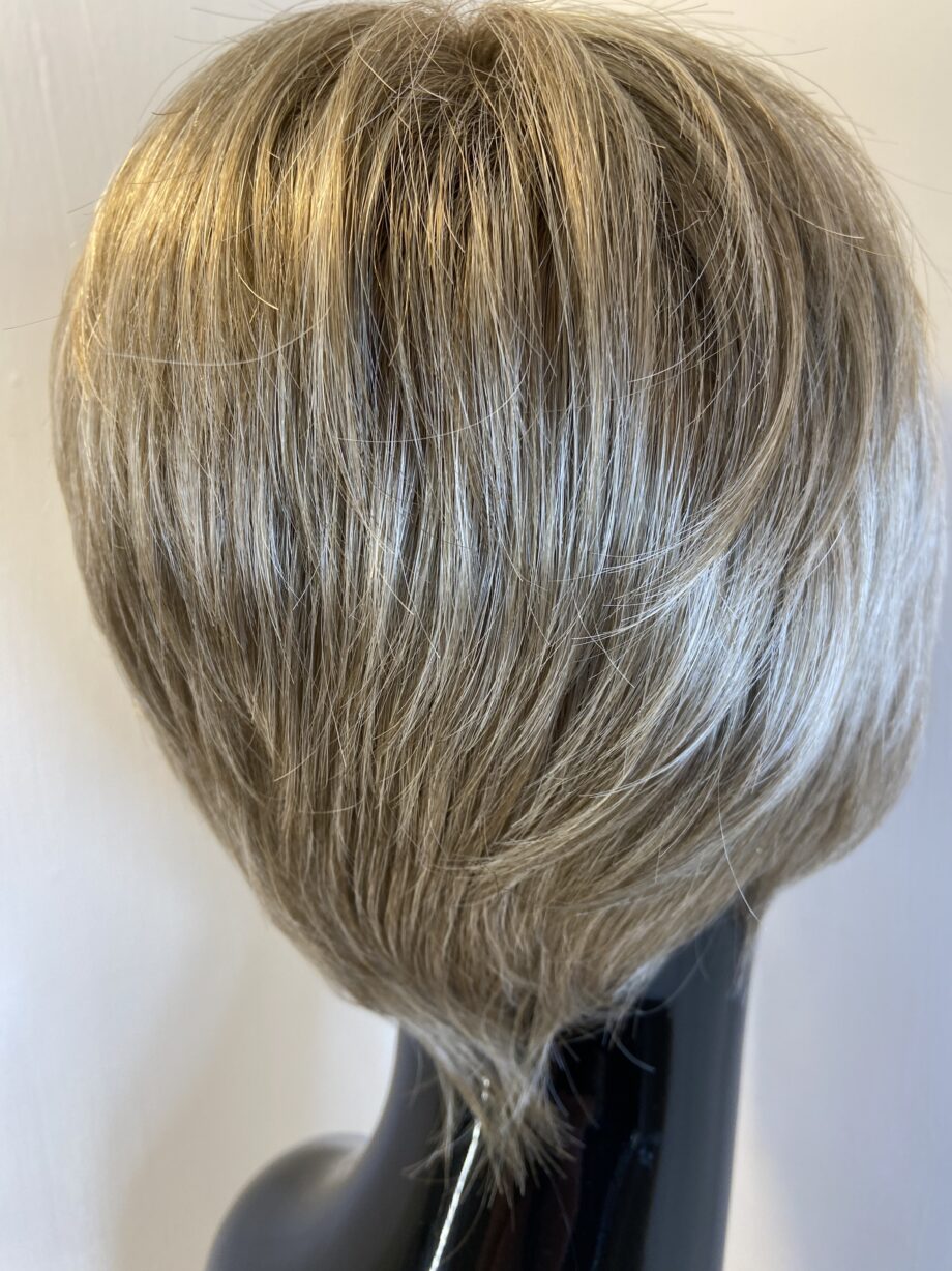 Short blonde wig. Gss569
