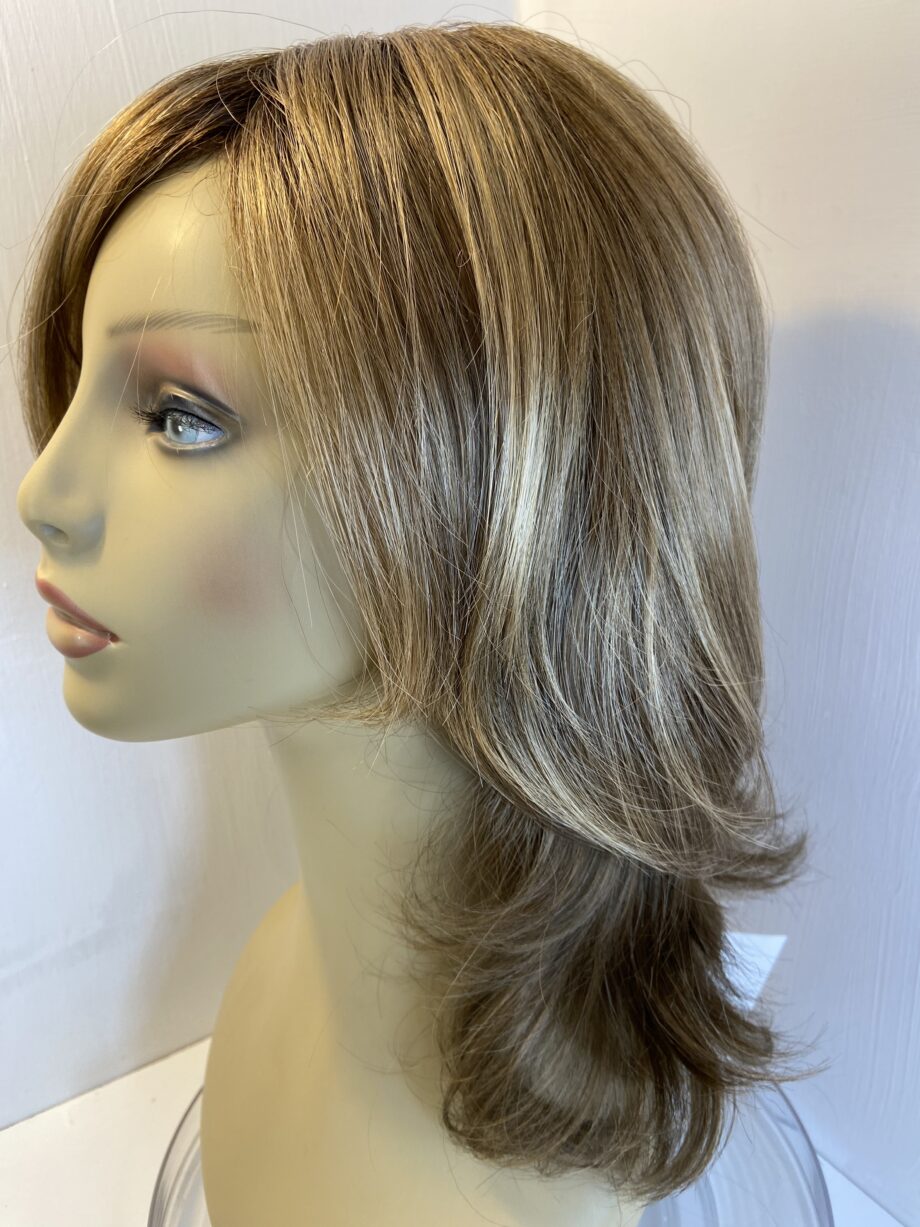 New light brown / blonde wig. Bllw568