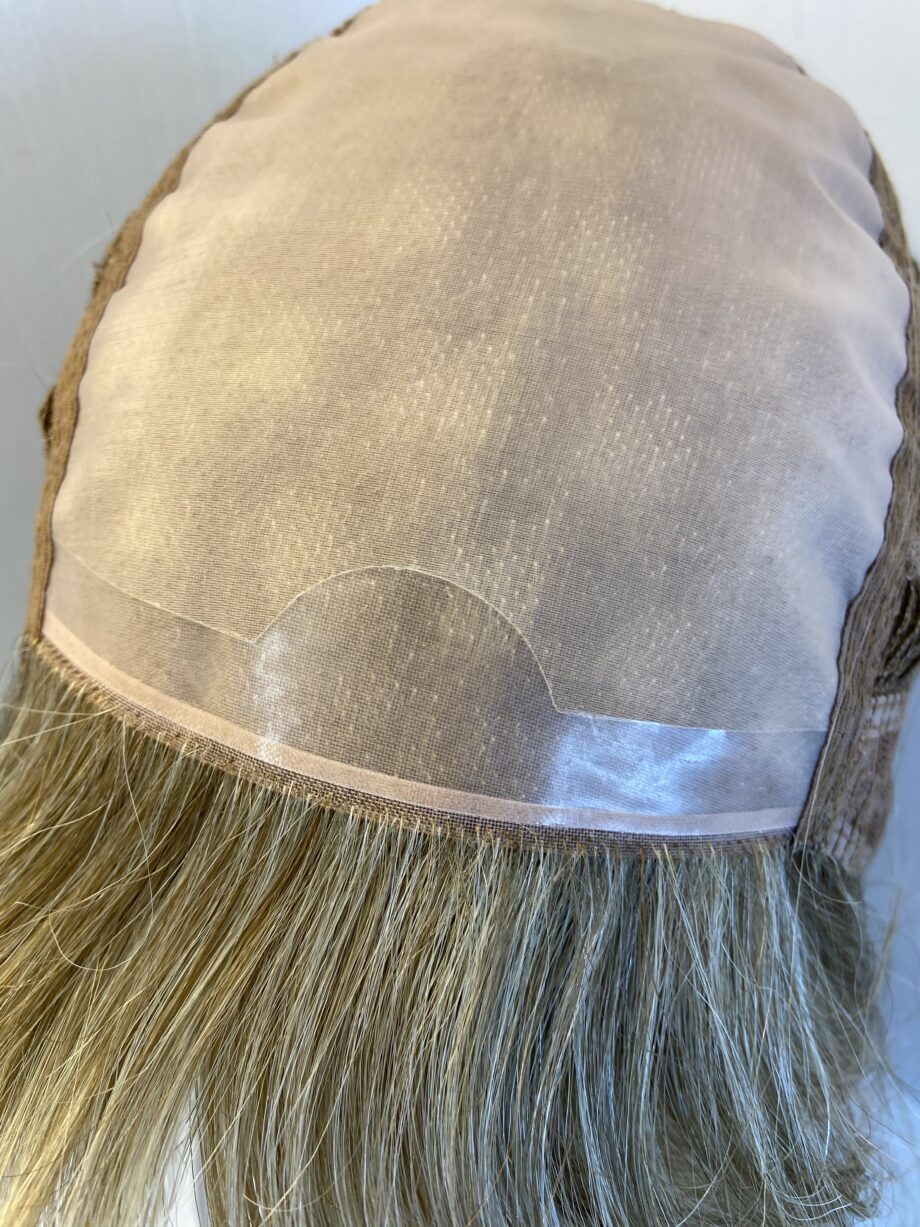 Stunning blonde mid length wig. Blls566