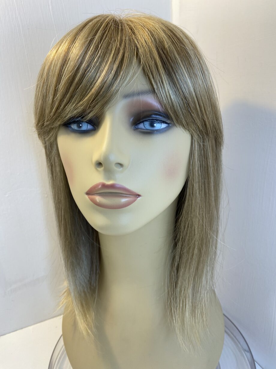 Stunning blonde mid length wig. Blls566