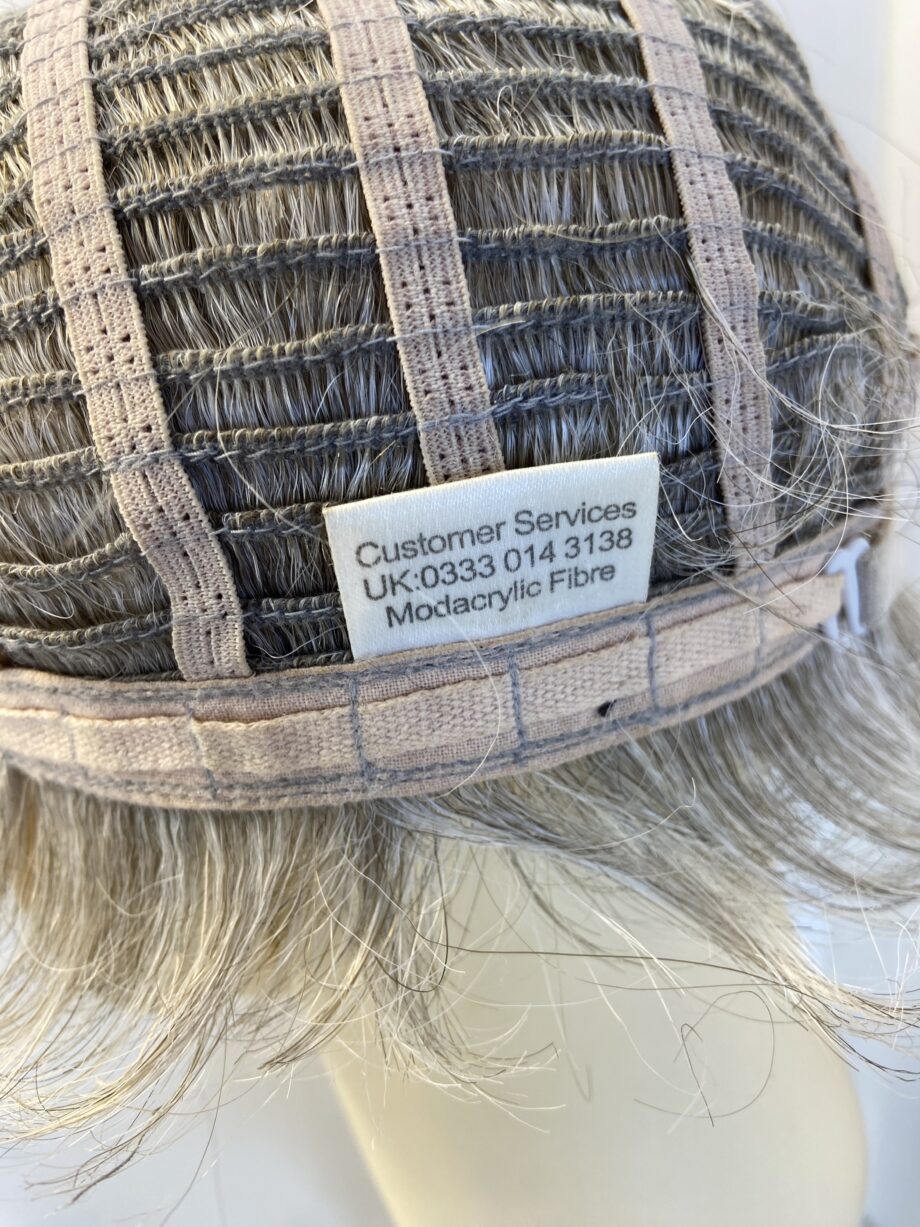 Short grey wig. Gss419