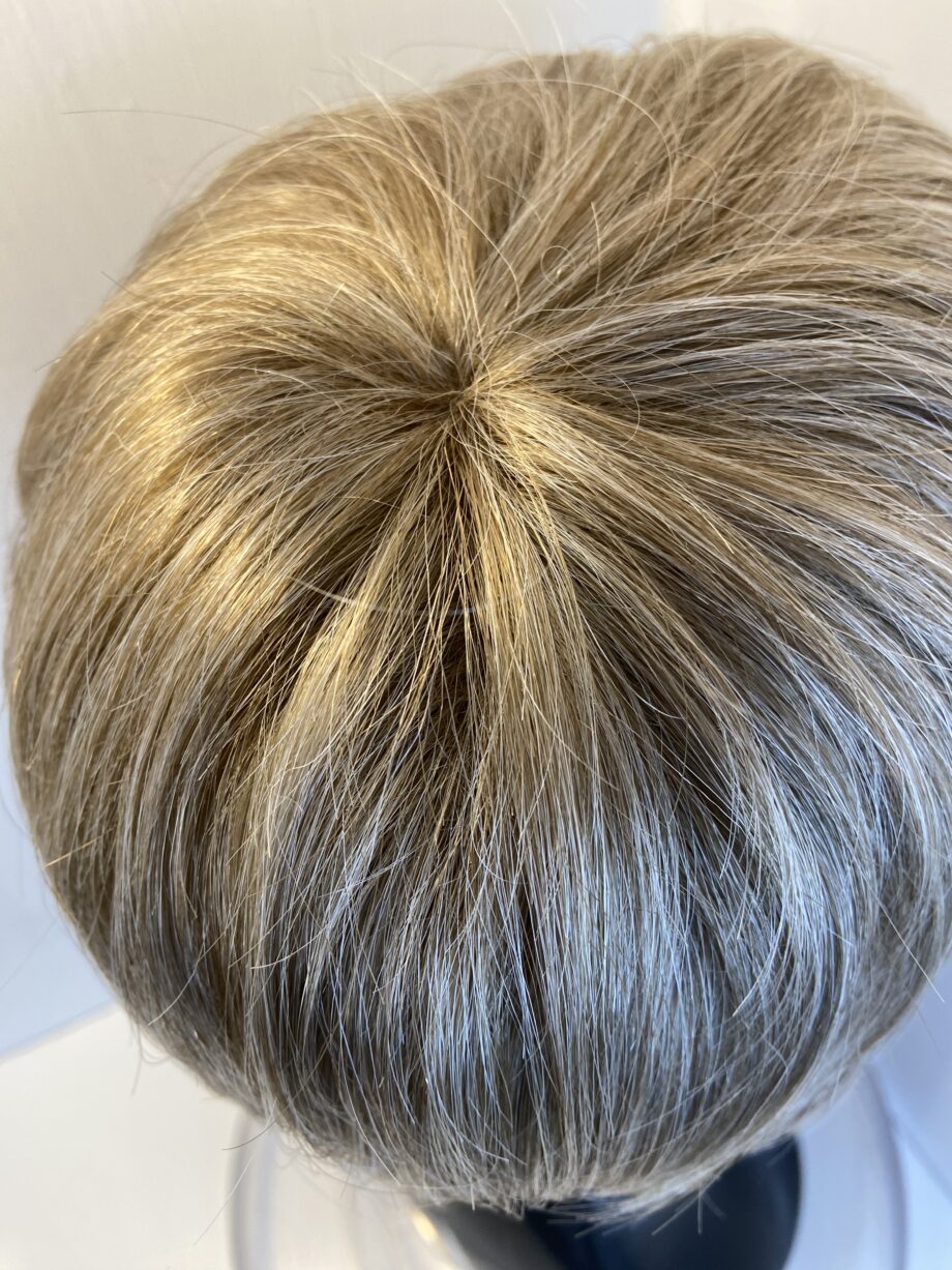 Short blonde wig. Gss569