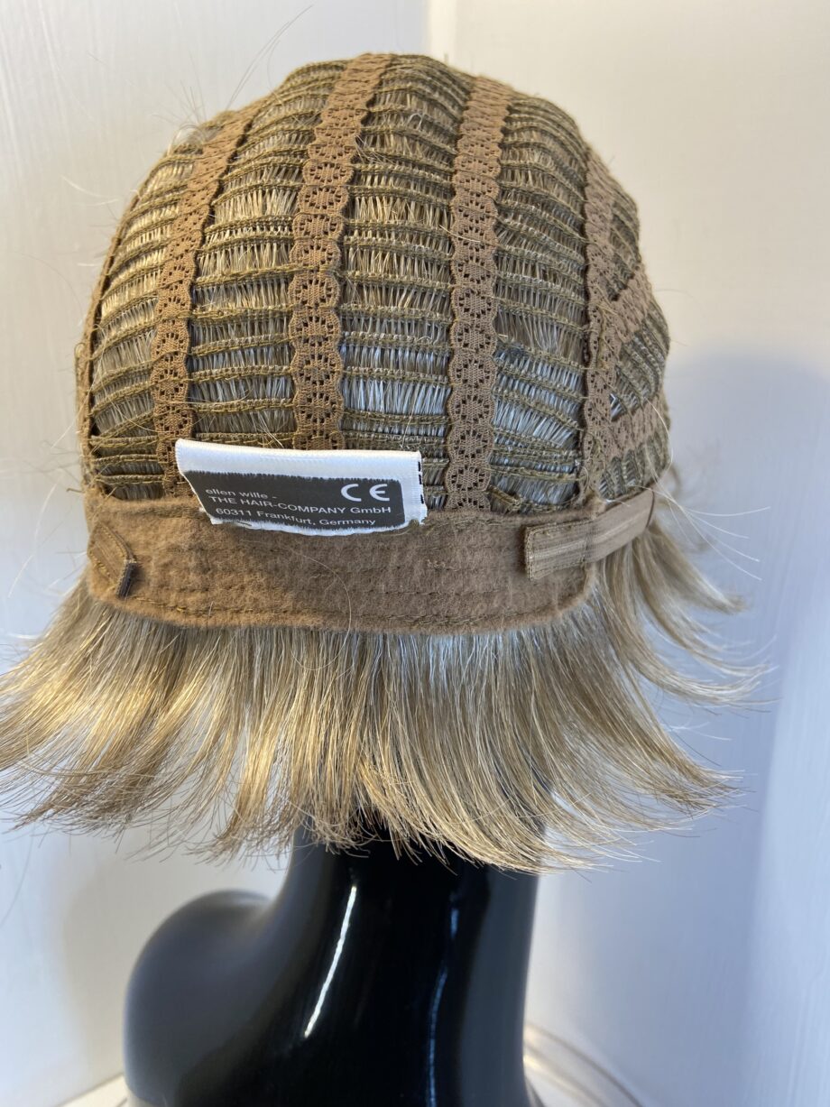 Short blonde wig. Gss569