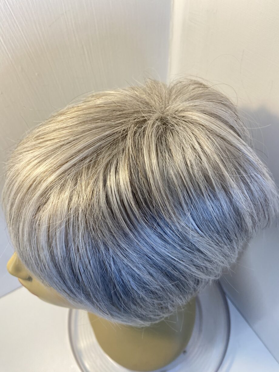 Short silver wig. Gss816