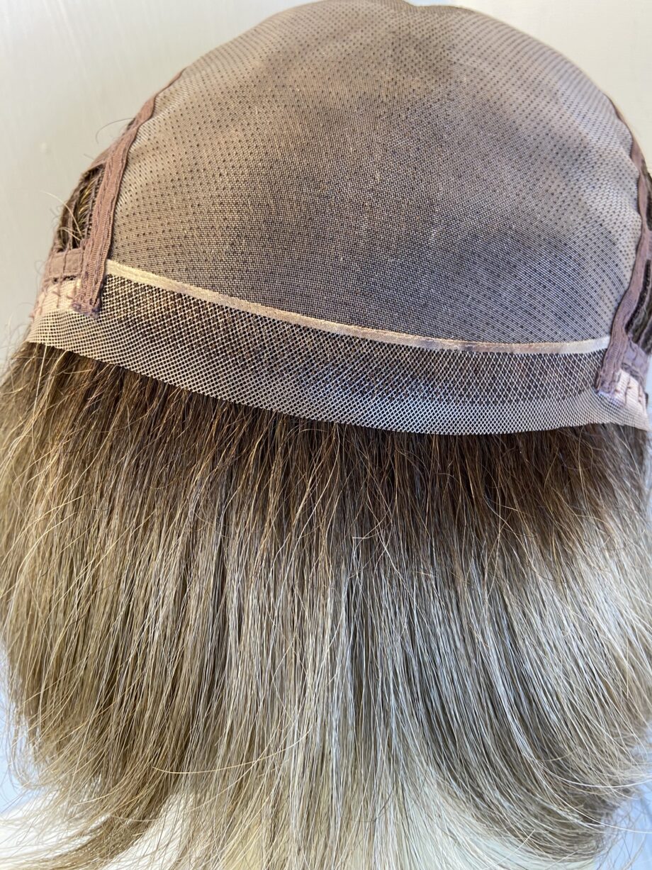 New light brown / blonde wig. Bllw568