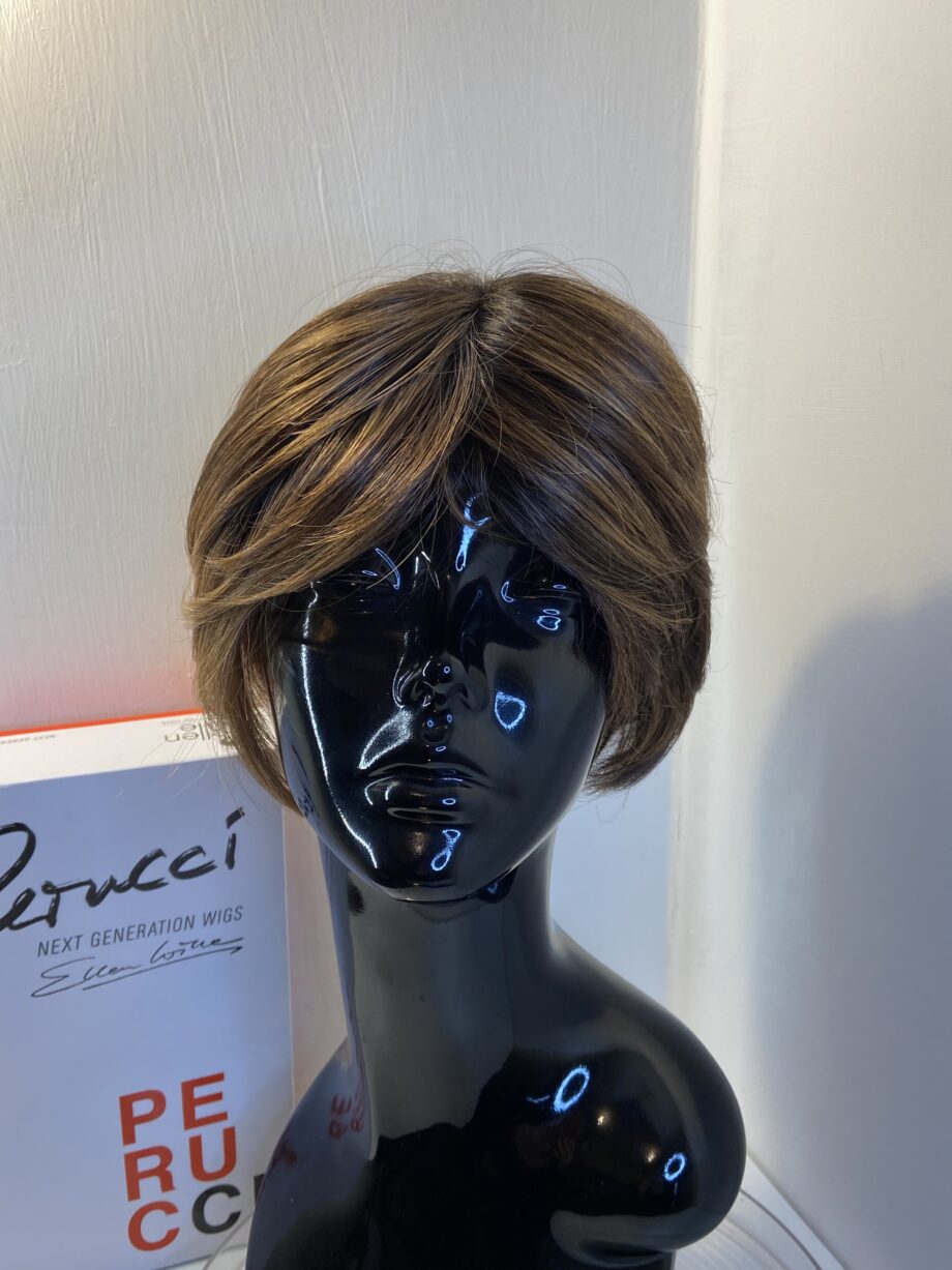 Ellie Willie brown short wig. Bbrss418