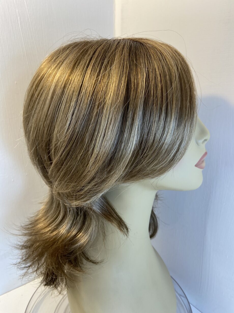 New light brown / blonde wig. Bllw568