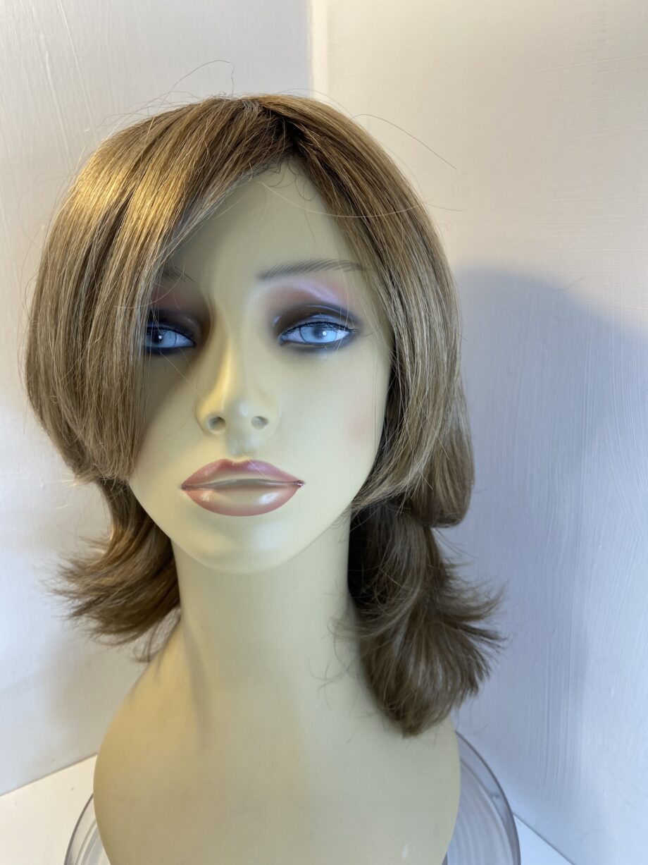 New light brown / blonde wig. Bllw568
