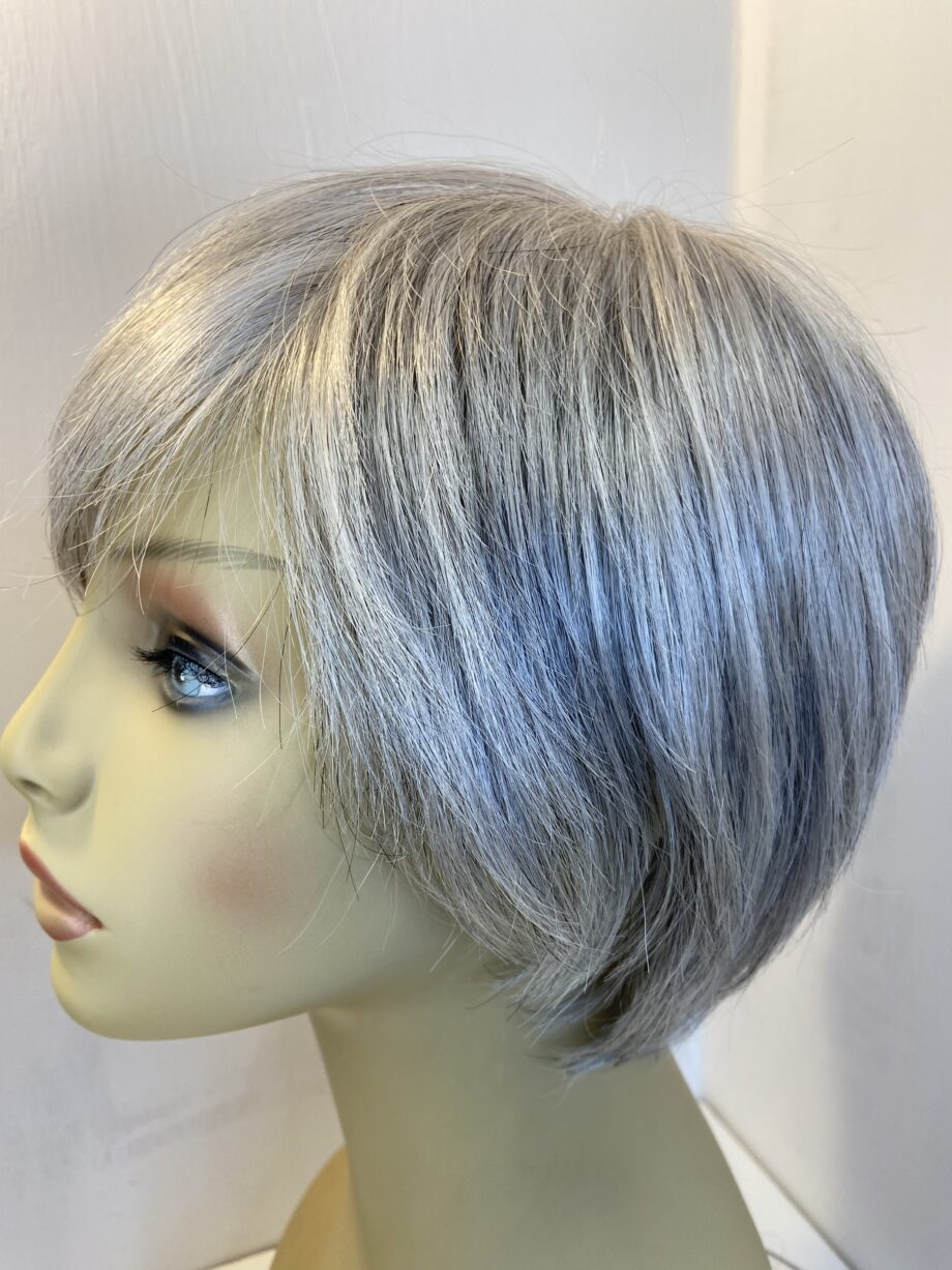 Silver grey short wig. Gss417