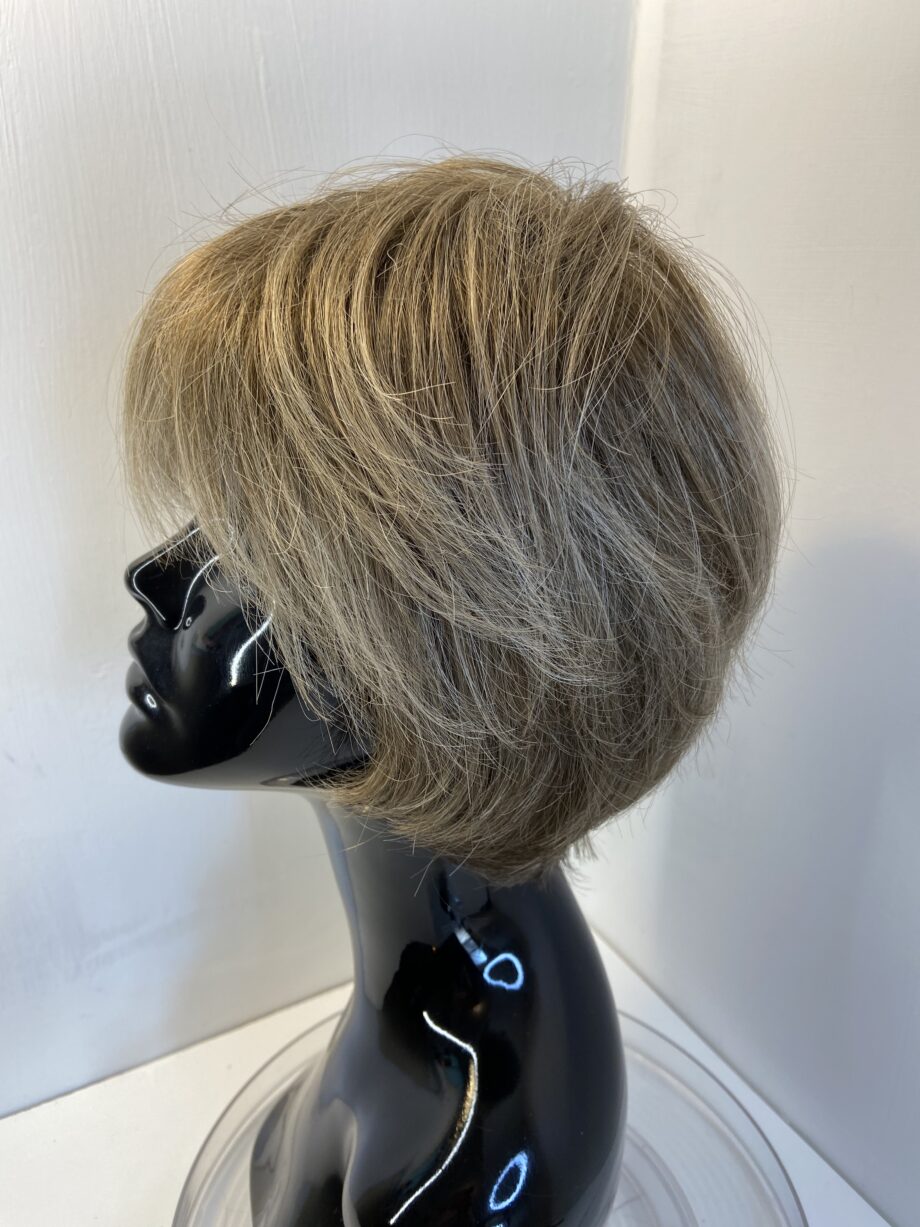 Light brown/ blonde wig. Blms420