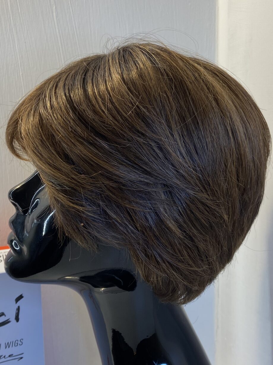 Ellie Willie brown short wig. Bbrss418