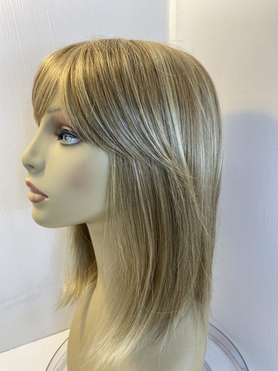 Stunning blonde mid length wig. Blls566