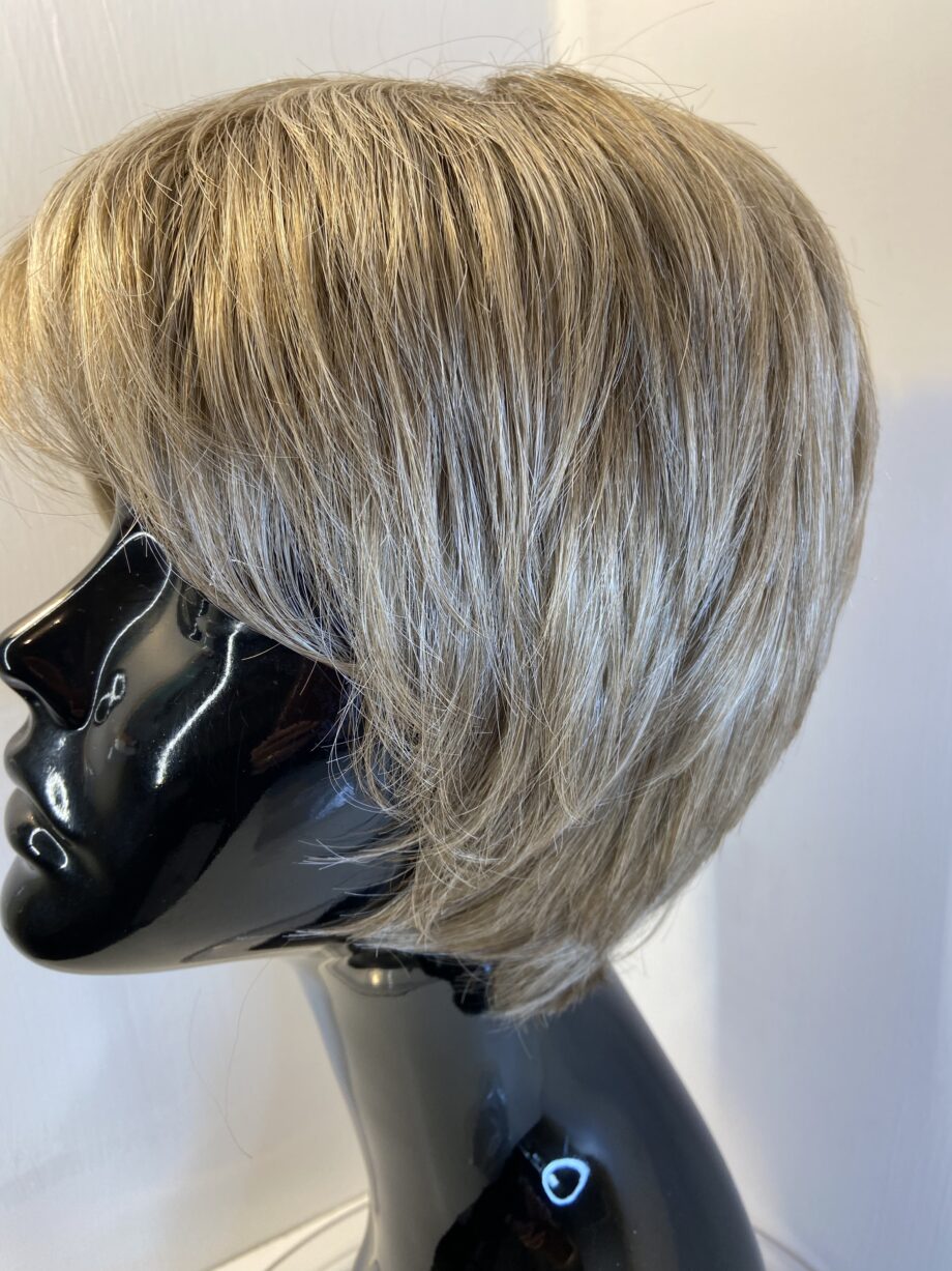 Short blonde wig. Gss569