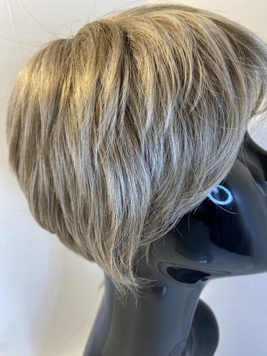 Short blonde wig. Gss569