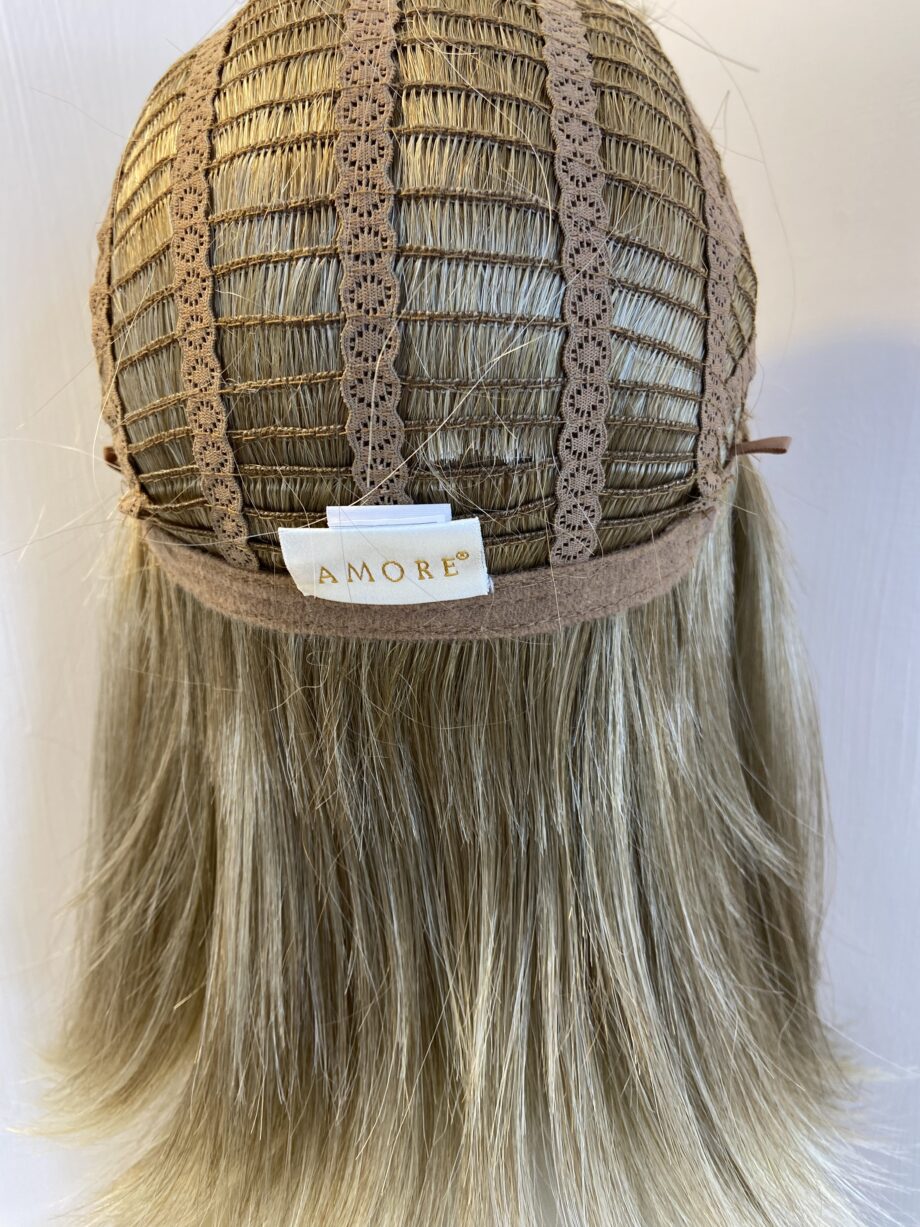 Stunning blonde mid length wig. Blls566