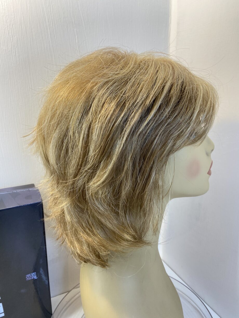 Raquel Welch honey blonde wig. Bblmw417
