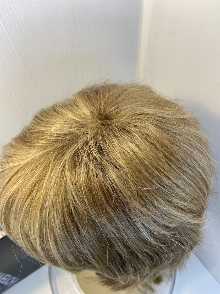 Raquel Welch honey blonde wig. Bblmw417