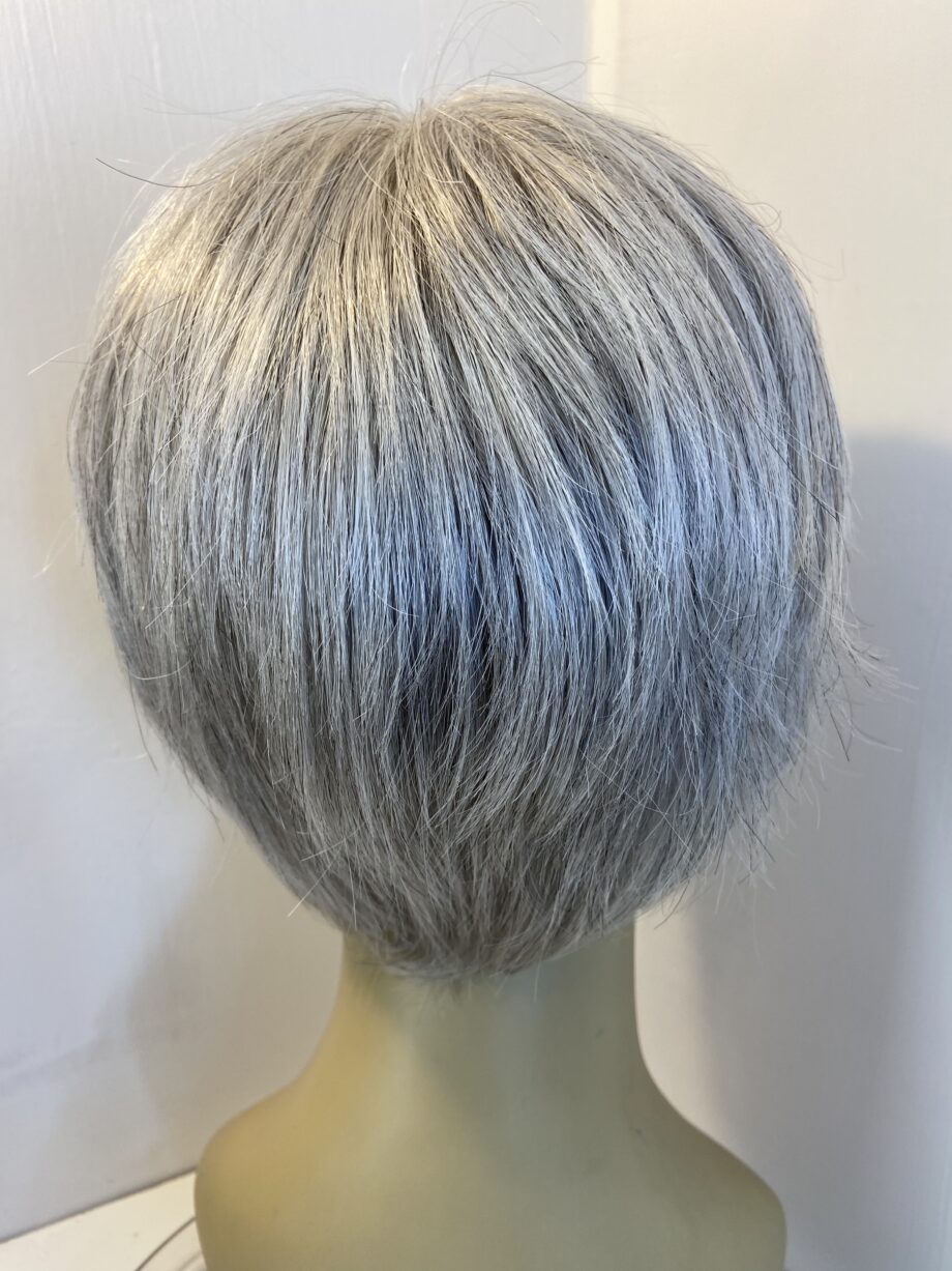 Silver grey short wig. Gss417