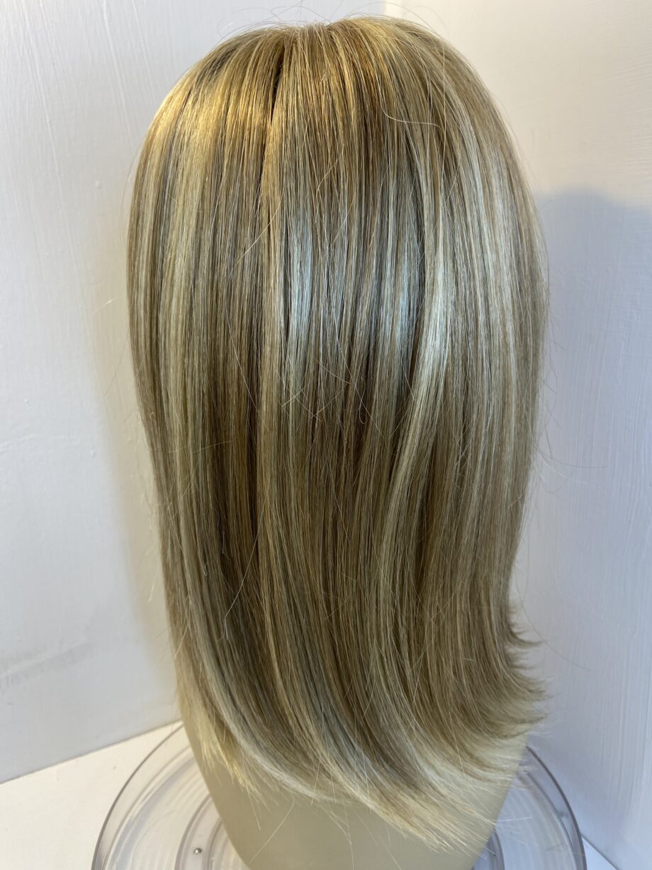 Stunning blonde mid length wig. Blls566