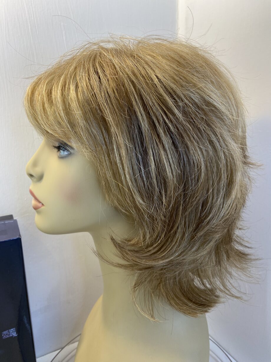 Raquel Welch honey blonde wig. Bblmw417