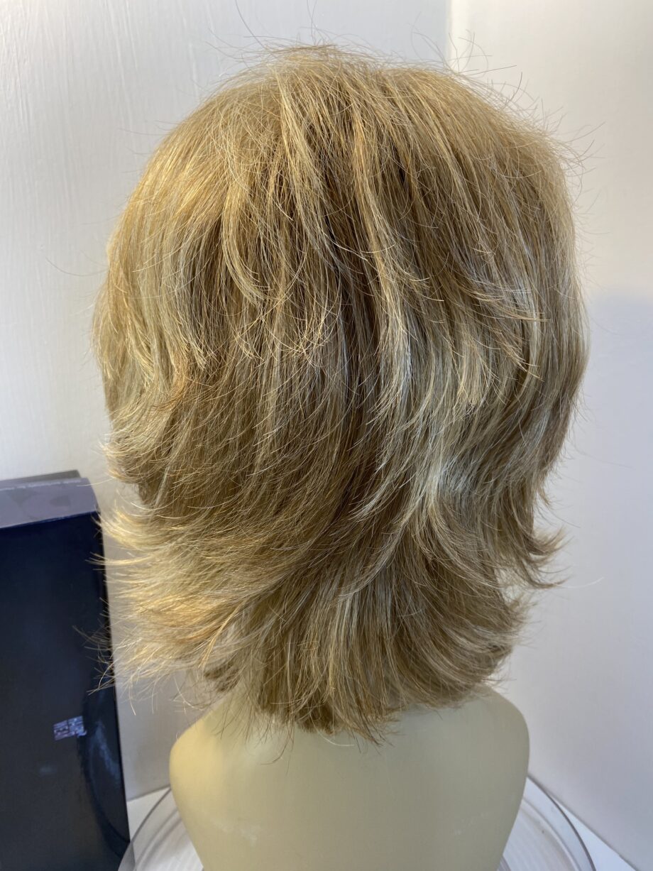 Raquel Welch honey blonde wig. Bblmw417