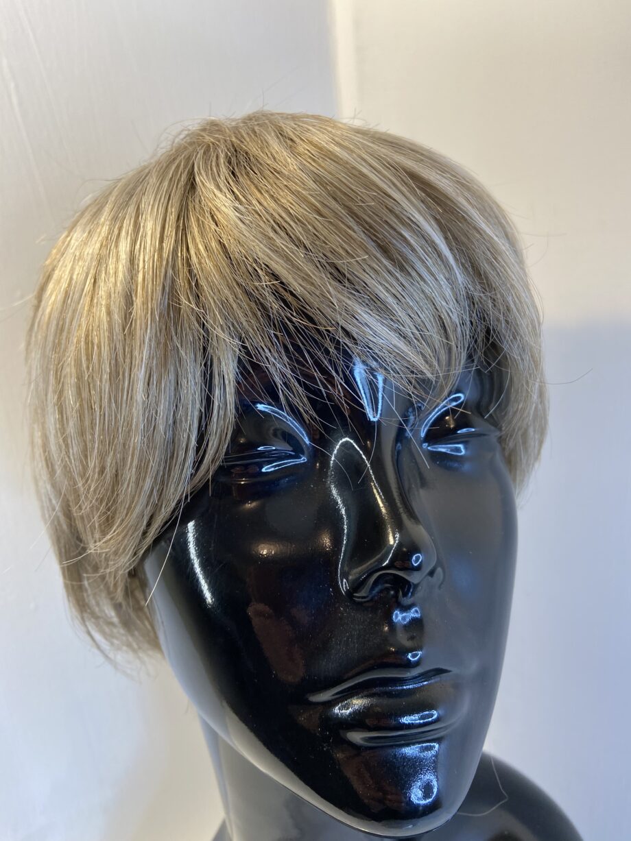 Short blonde wig. Gss569