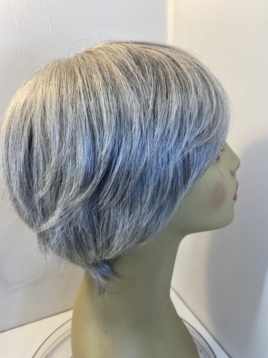 Silver grey short wig. Gss417
