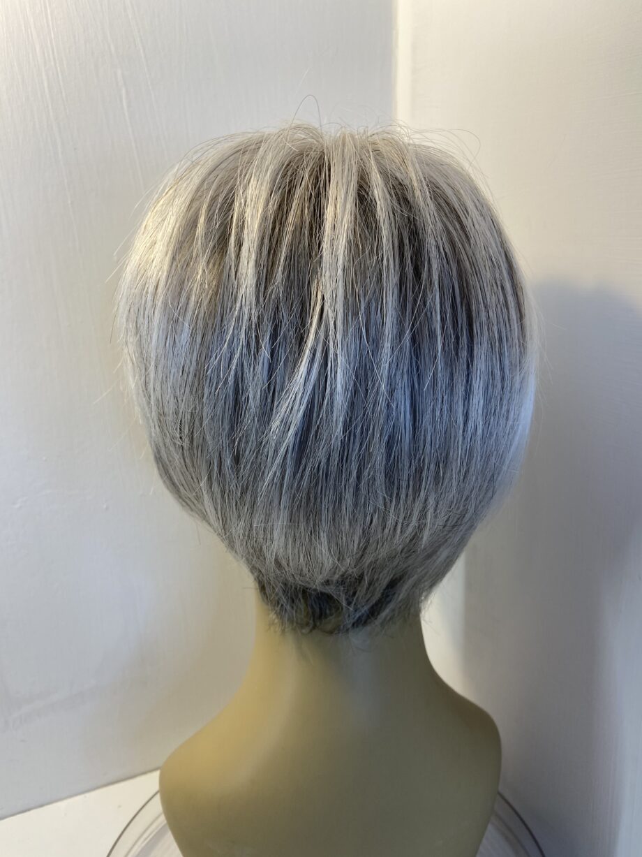 Short silver wig. Gss816